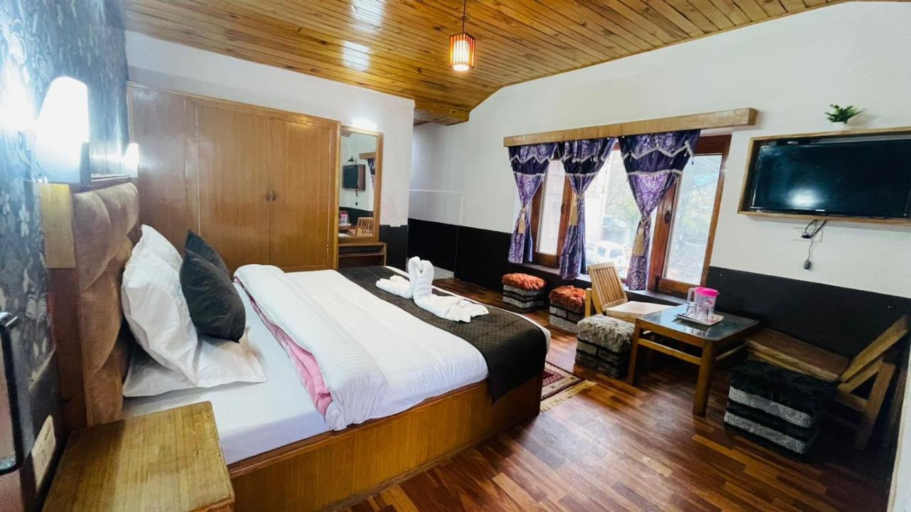 Hotel Hilltop At Mall Road Manali With Open Terrace Exterior foto